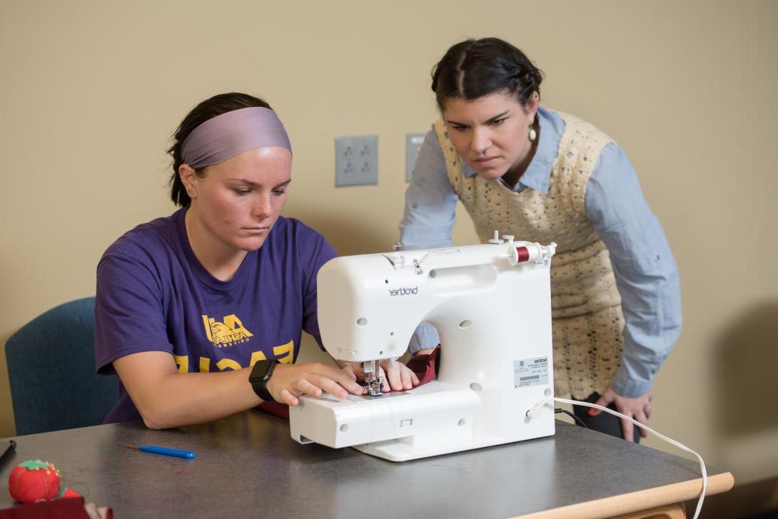 时装销售专业的学生在缝纫机旁工作