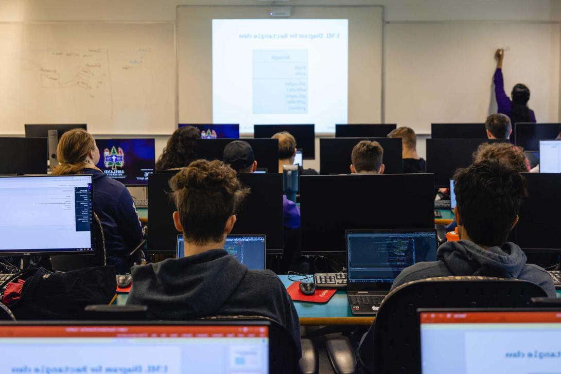 学生在计算机科学教室